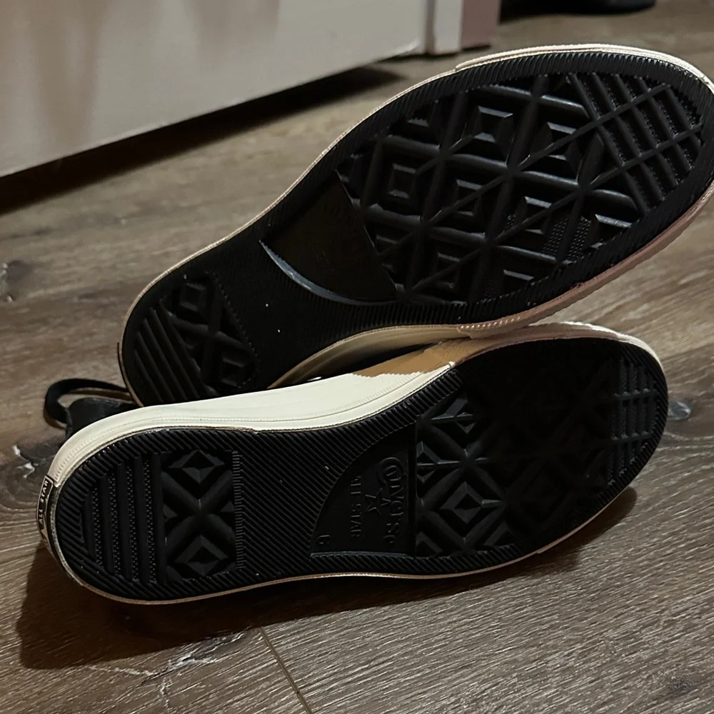 Sleek Black and White High-Top Sneakers - Picture 5 of 8